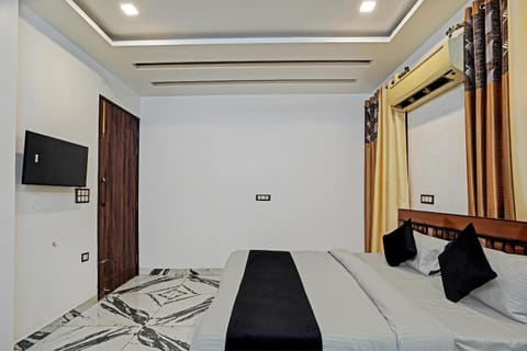 PLAY- PLATINUM SECTOR144 COUPLE FRIENDLY Hotel in Noida