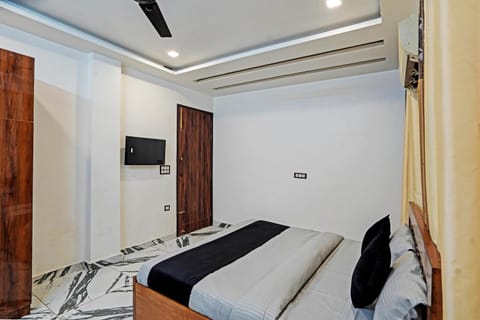 PLAY- PLATINUM SECTOR144 COUPLE FRIENDLY Hotel in Noida