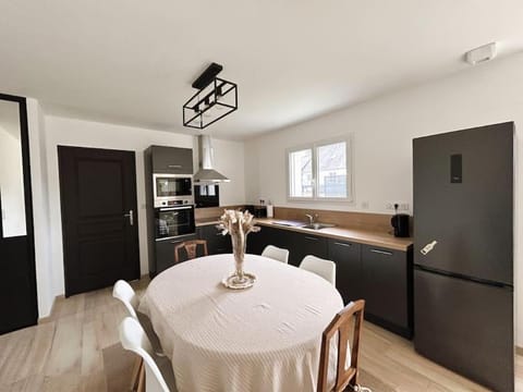 Kitchen or kitchenette, Dining area