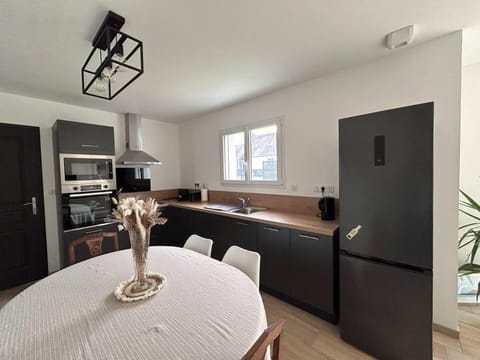 Kitchen or kitchenette, Dining area, minibar, pet friendly, stove