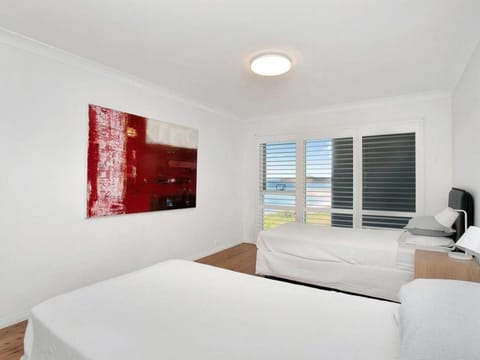 Surfside Beach Pad - 2 minutes to beach House in Pittwater Council