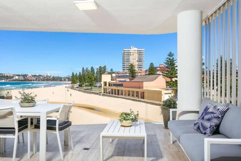 Queenscliff Penthouse - Beachfront Condo in Manly