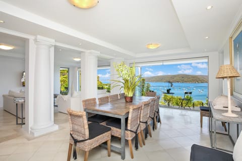The Palmy Jewel Walk to Beach and Ferry Apartment in Pittwater Council