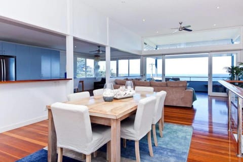 Pacific Sunrise - Beach Views Haus in Pittwater Council