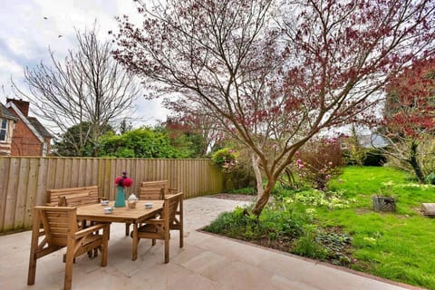 Patio, Day, Garden, Dining area, Garden view