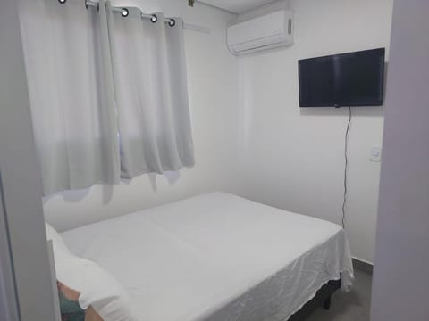 Bed, TV and multimedia, Photo of the whole room, Bedroom, air conditioner