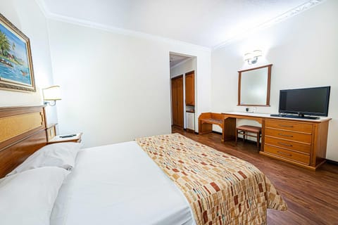 Bed, TV and multimedia, Bedroom