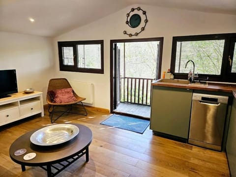 Treetops Lodge, private parking & garden House in Mount Hawke