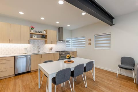 Sunny Modern Masterpiece with EV Charging and A/C House in Lake Union