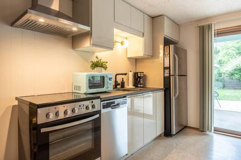 Basement Apartment w/ Hot Tub & Bombshelter! Apartamento in Burien