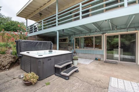 Basement Apartment w/ Hot Tub & Bombshelter! Condo in Burien