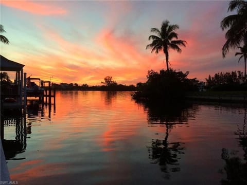 Coastal Waterfront Home WithPool-Tiki-Dock home Maison in North Naples