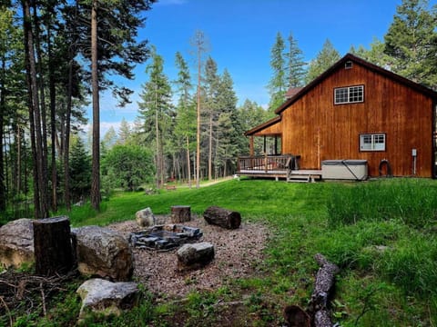 Blacktail Cabin Hideaway with hot tub Maison in Lakeside