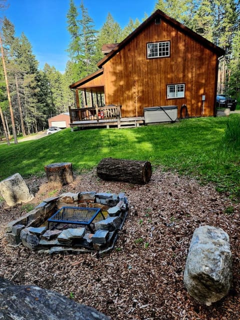 Blacktail Cabin Hideaway with hot tub House in Lakeside