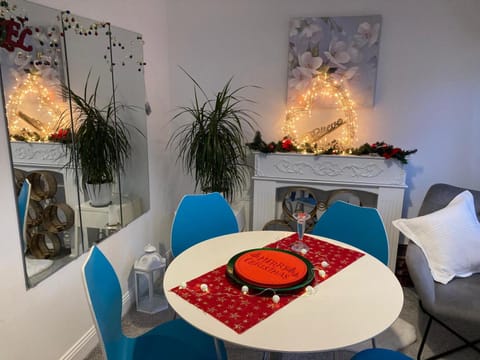 The Sashes - Stylish Apartment - FREE Parking - Ultrafast WIFI - Smart TV - Netflix - sleeps up to 6! Close to Poole Town Center & Sandbanks & Bournemouth Apartment in Poole