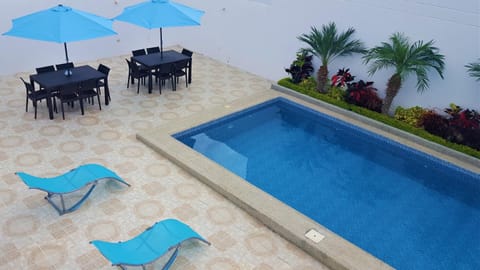Casa con piscina en urbanización privada Villa in Salinas