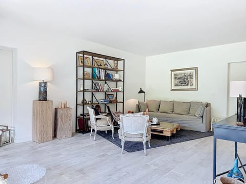 Garden's YourHostHelper Apartment in Deauville