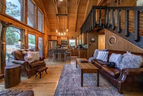 Coco's Creekside Cabin w/ Hot Tub, Firepit, & AC! Chalet in Munds Park