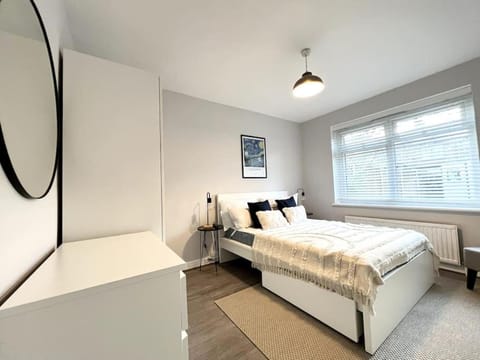 ArtLounge-2 bed garden Free parking Apartment in Enfield