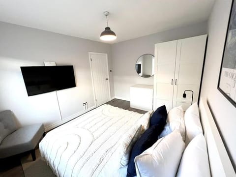 ArtLounge-2 bed garden Free parking Apartment in Enfield