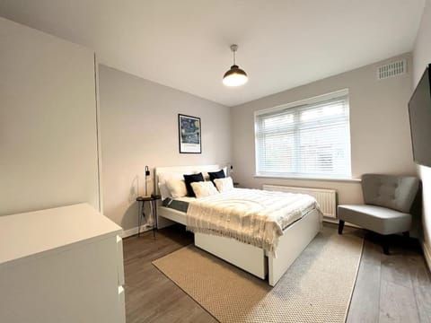 ArtLounge-2 bed garden Free parking Apartment in Enfield