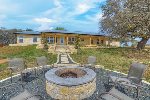 Starlight Meadows 3 mi to Downtown with hot tub and firepit House in Fredericksburg