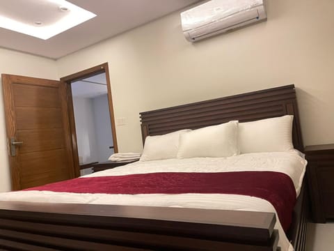 Bed, Photo of the whole room, Bedroom, air conditioner