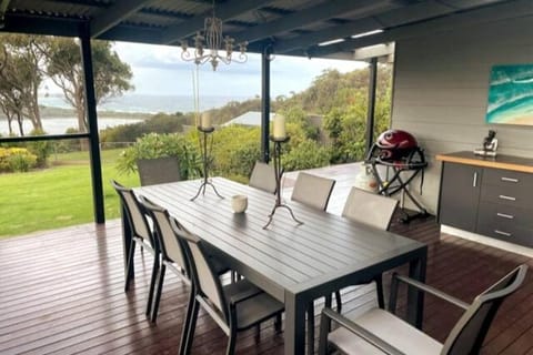 3 Bedroom Luxe Weatherboard with Spectacular View and Outdoor Entertaining Villa in Merimbula