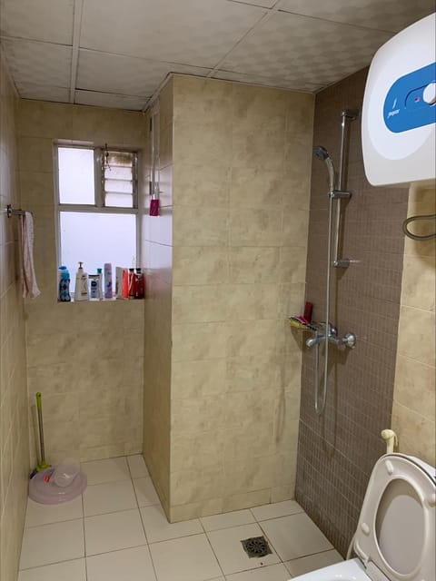 Shower, Toilet