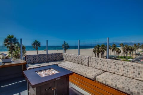Venice Breeze Suites Hotel in Venice Beach