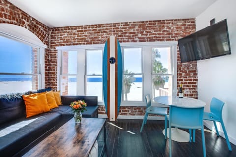 TV and multimedia, Seating area, Dining area, Sea view