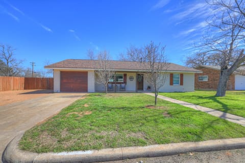 Property building, Spring, Day, Garden, Garden view, Street view