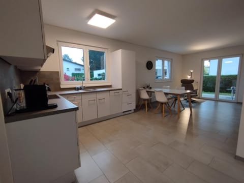Coffee/tea facilities, Kitchen or kitchenette, Dining area, microwave