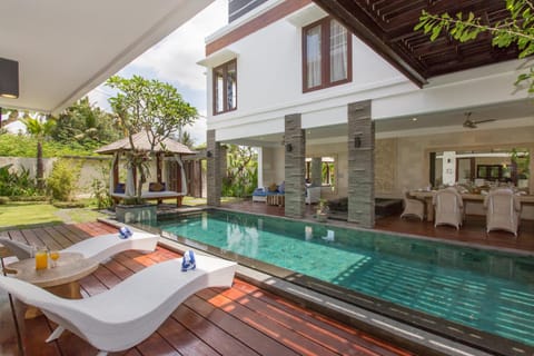 Balcony/Terrace, Seating area, Swimming pool, Swimming pool