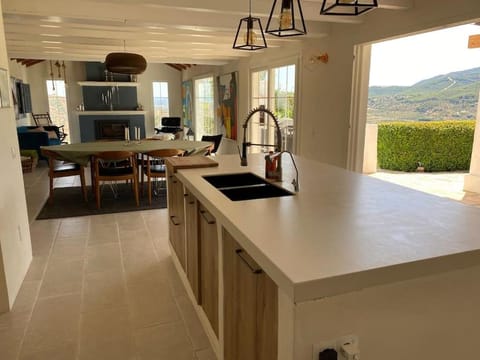 Natural landscape, Kitchen or kitchenette, Dining area, Mountain view