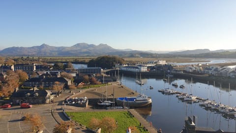 Harbour & Mountain Views, Porthmadog House, Sleeps 9, 4 Bedrroms, 2.5 Bathrooms House in Porthmadog