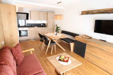 TV and multimedia, Kitchen or kitchenette, Living room, Seating area, Dining area