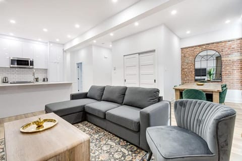 Modern & Bright 3BR with Sofabed in Mile-End Apartment in Laval