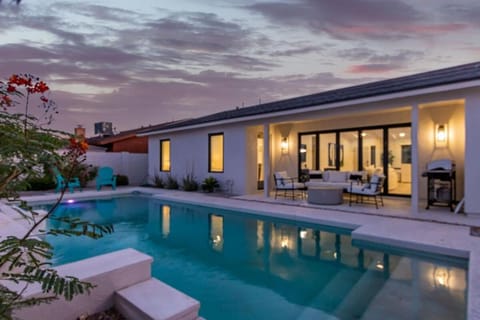 LUX Family Retreat-FREE Htd Pool-3 En-Suites House in Scottsdale