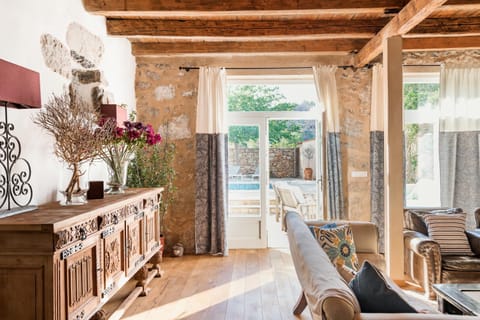 Villa Estelle, Timeless Design in Ancient Stone Villa in Stari Grad