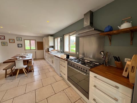 Kitchen or kitchenette, Dining area, dishwasher, pet friendly