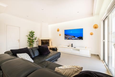 Communal lounge/ TV room, TV and multimedia, Living room, Seating area, Evening entertainment