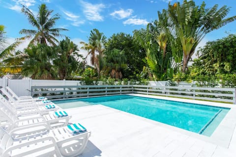 Balcony/Terrace, Pool view, Swimming pool, sunbed