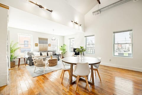 Soaring 2BR Parkside Loft Walkable to it All Appartamento in Over The Rhine