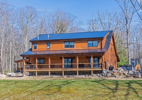 Rockwell: New w/ Dock Slip, Hot Tub, Lake Access, Dog Friendly House in Deep Creek Lake