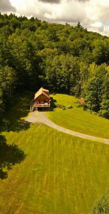 WhiSki Cabin *12-acres with mountain views!* Maison in Chester