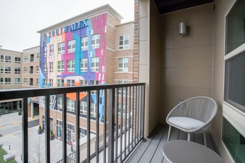 Property building, Day, Balcony/Terrace