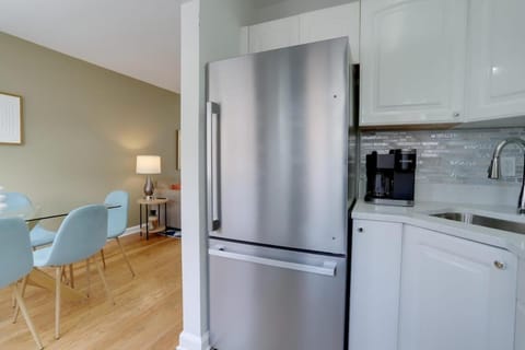 Sojourn Townhome in Old Town Alexandria with Relaxing Yard House in Alexandria