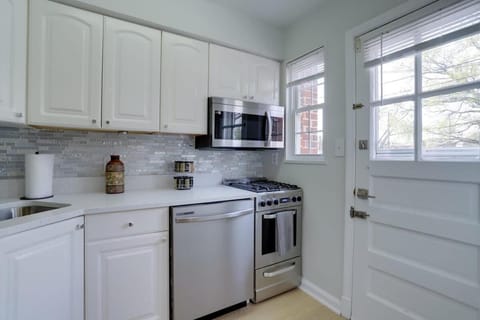 Sojourn Townhome in Old Town Alexandria with Relaxing Yard House in Alexandria