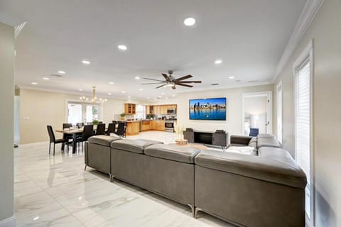 Breathtaking 5BR & 3BA Villa near Hollywood Beach Villa in Hollywood